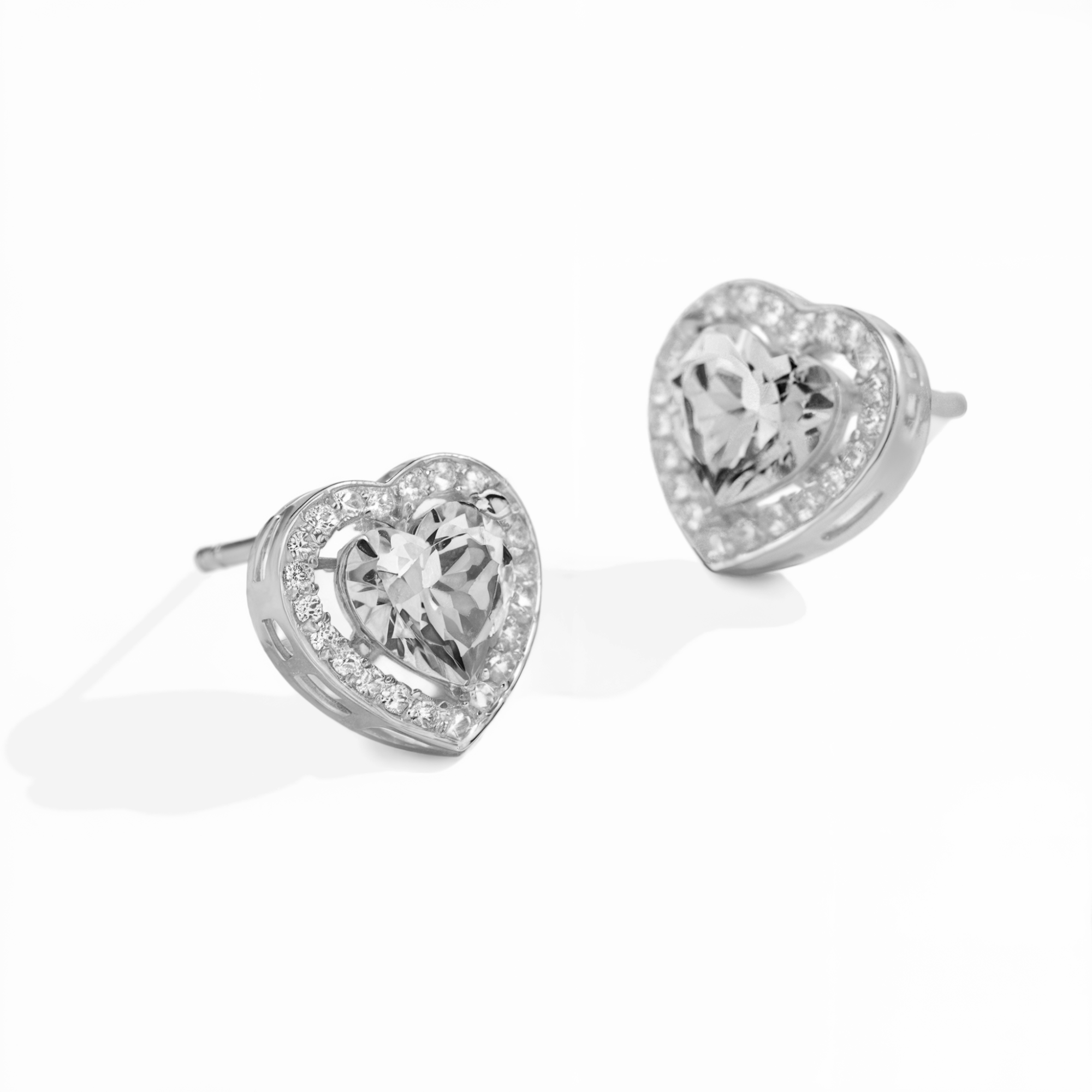 Pendientes con forma de corazón y diamantes