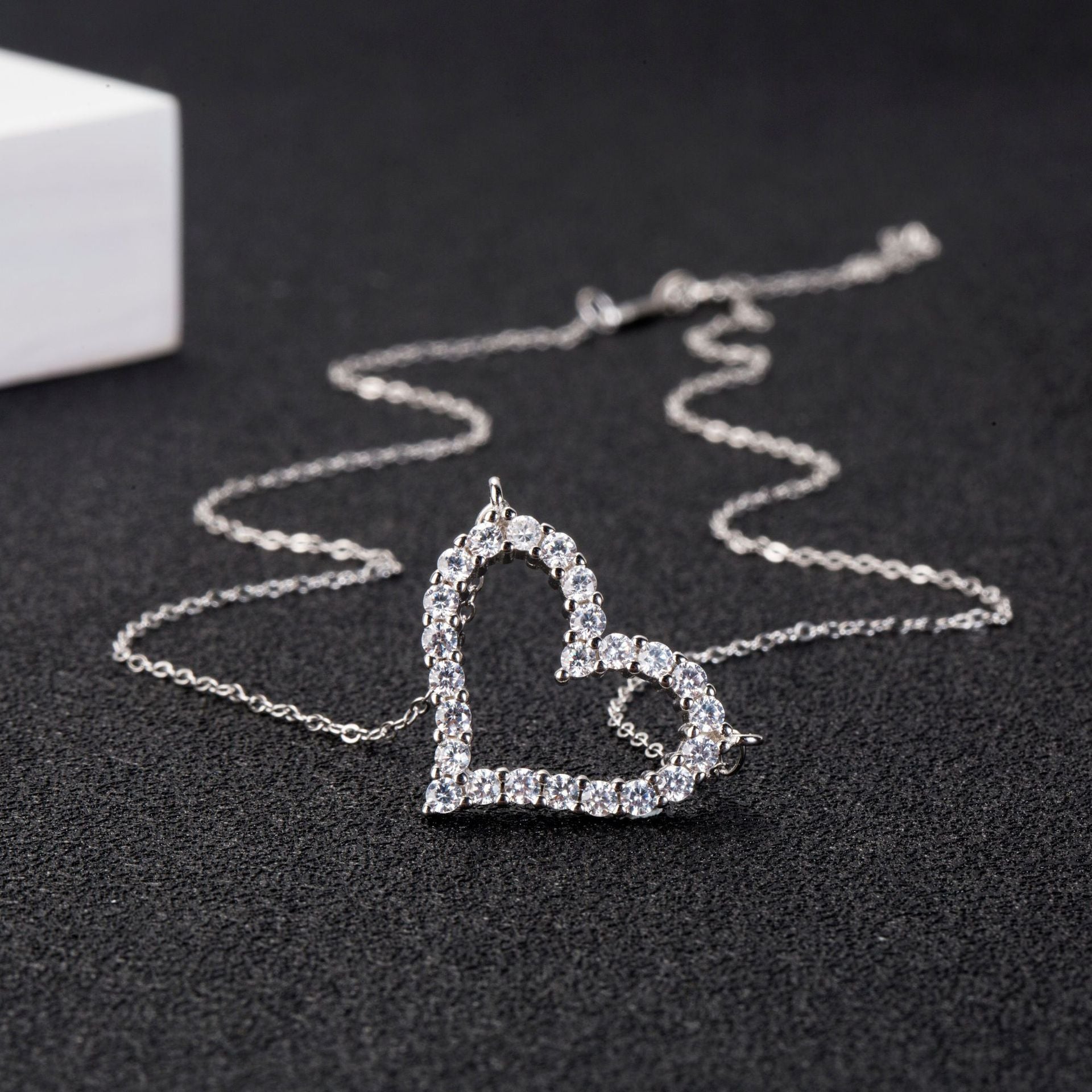 Colgante de corazón con diamantes pavé