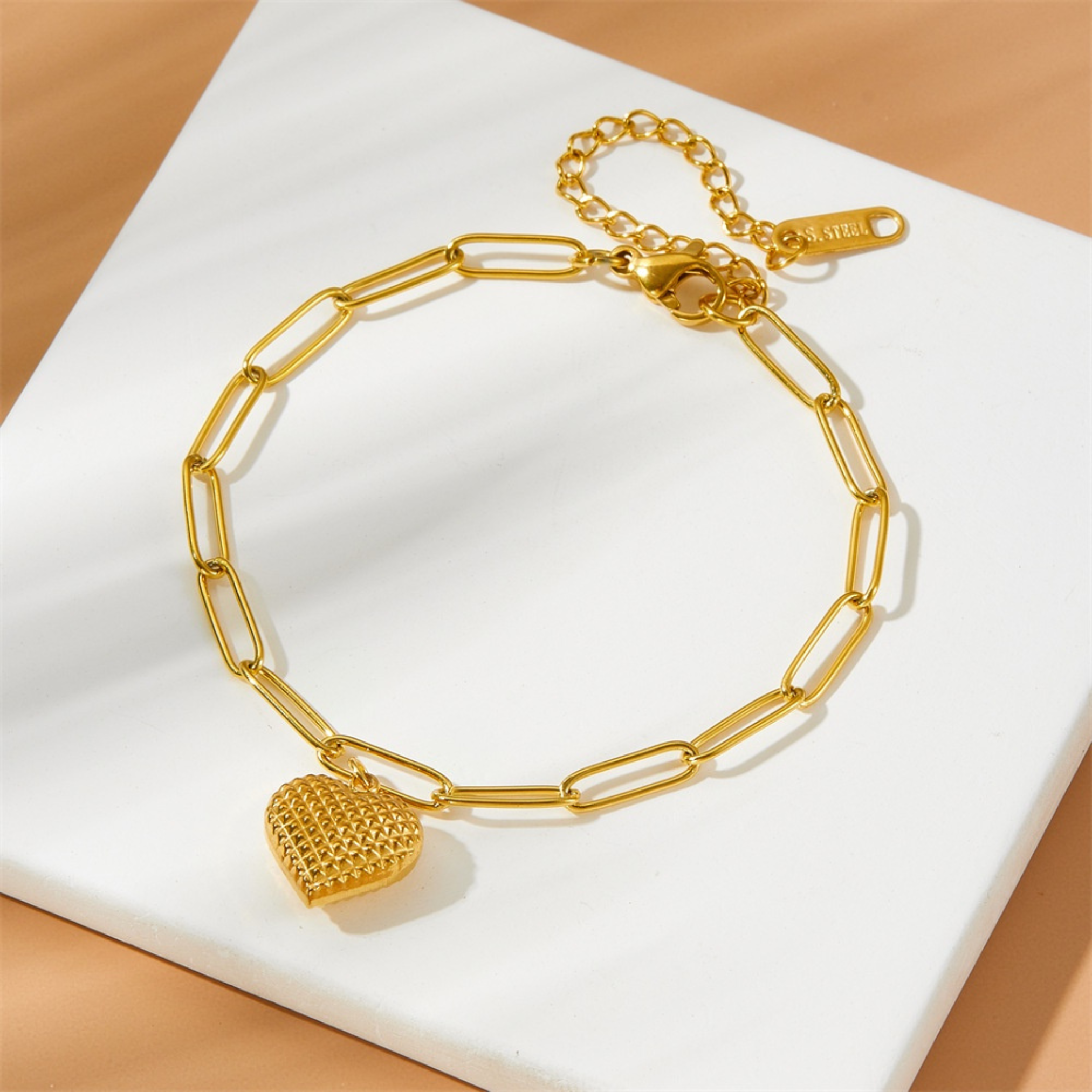 Pulsera de corazón con clip de oro