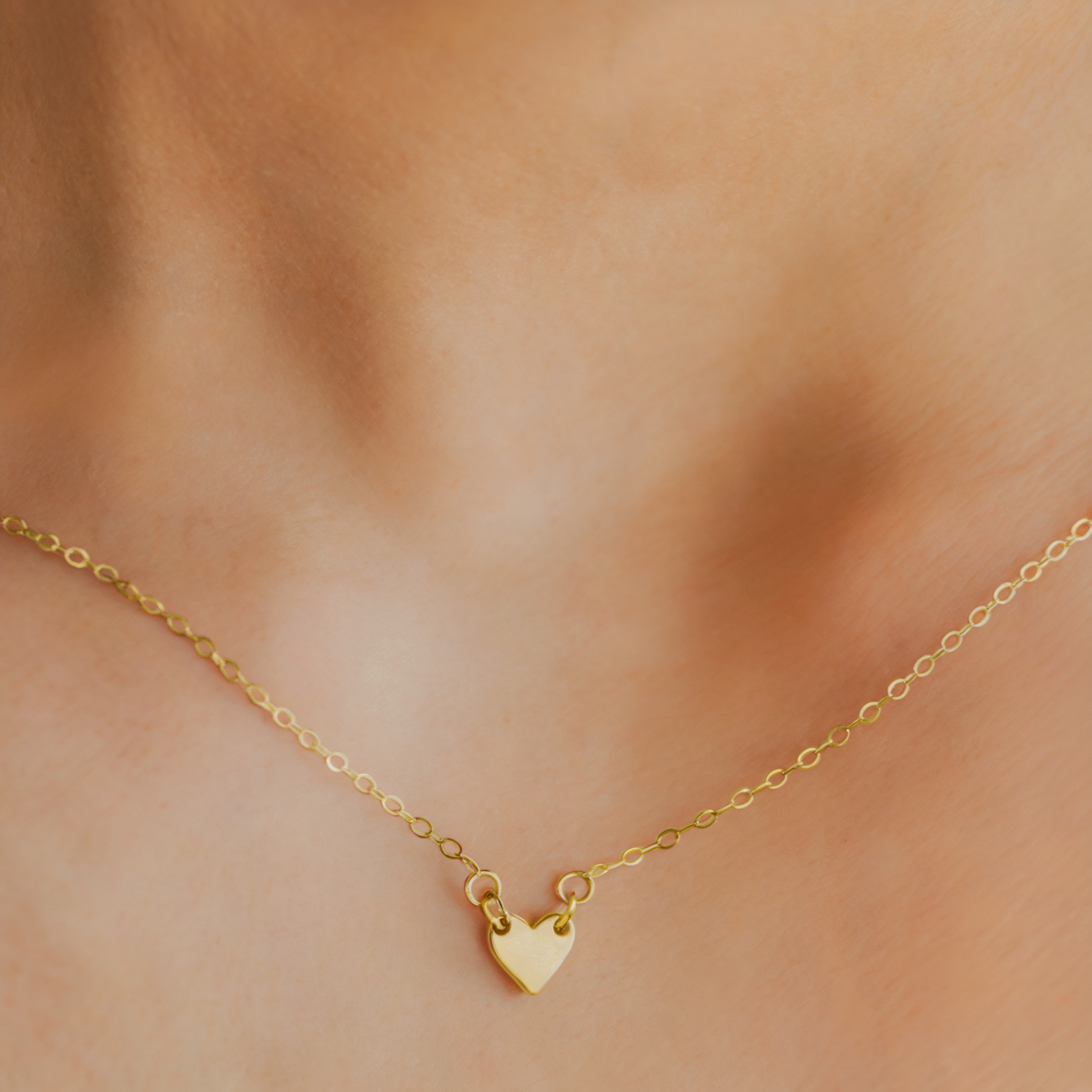 Pequeño collar de corazón dorado