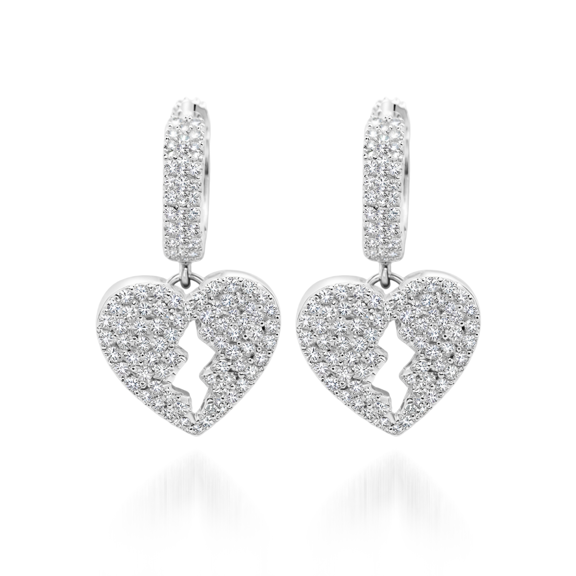 Pendientes de plata con forma de corazón y diamantes