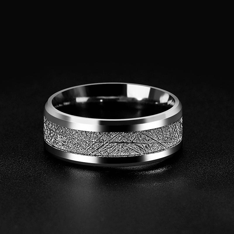 El Titán: Anillo de plata para hombre con textura grabada