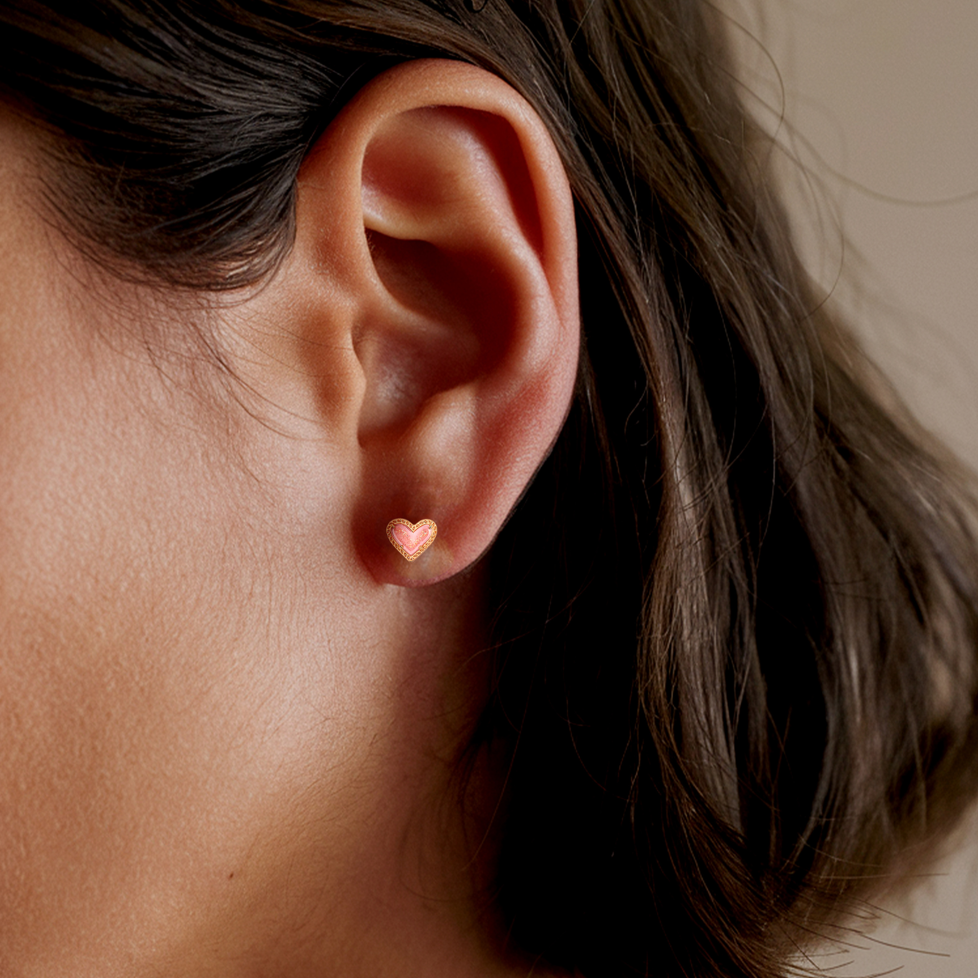 Pendientes de botón con forma de corazón rosa brillante