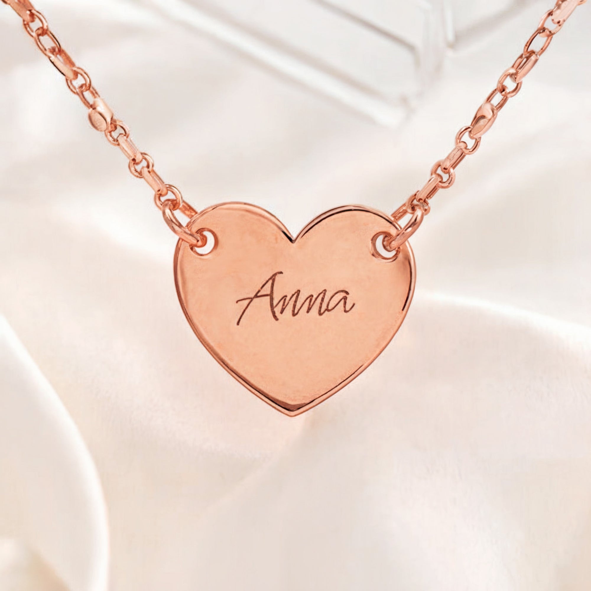 El collar de oro rosa con corazón personalizado