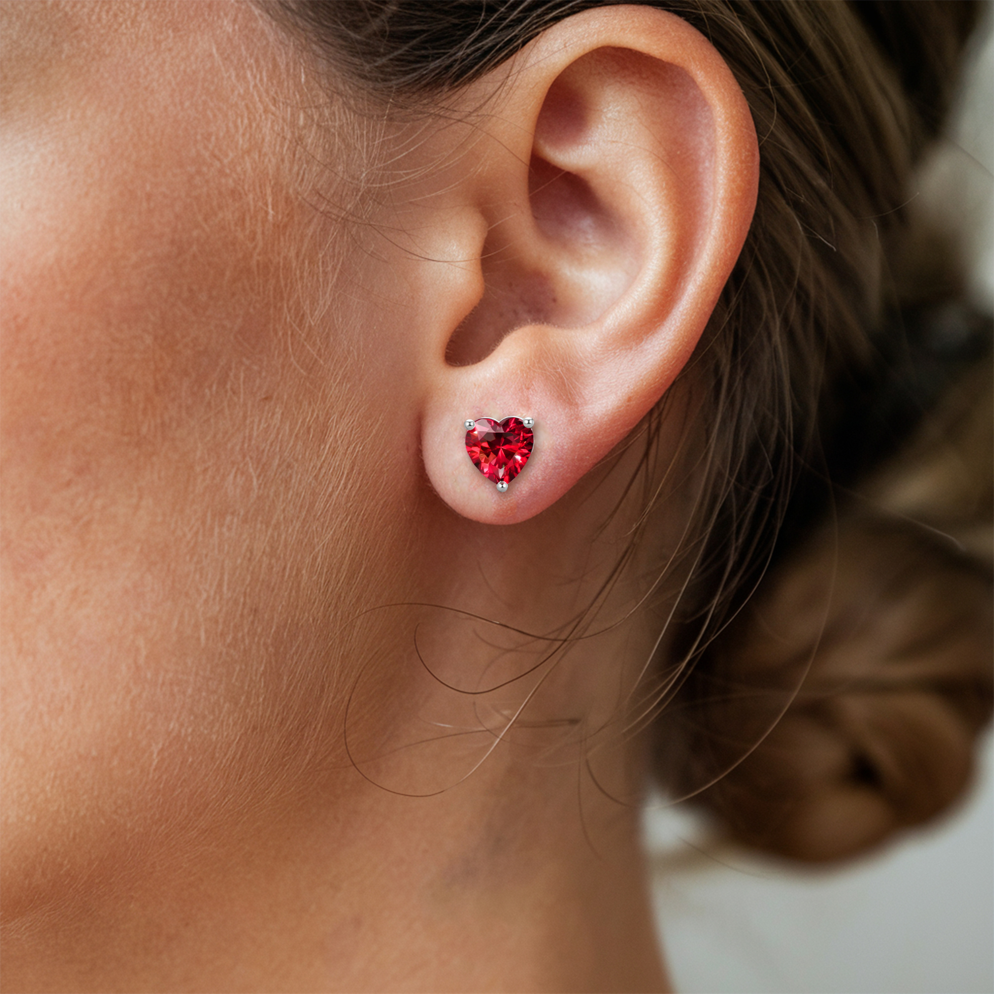 Pendientes opulentos de corazón rojo