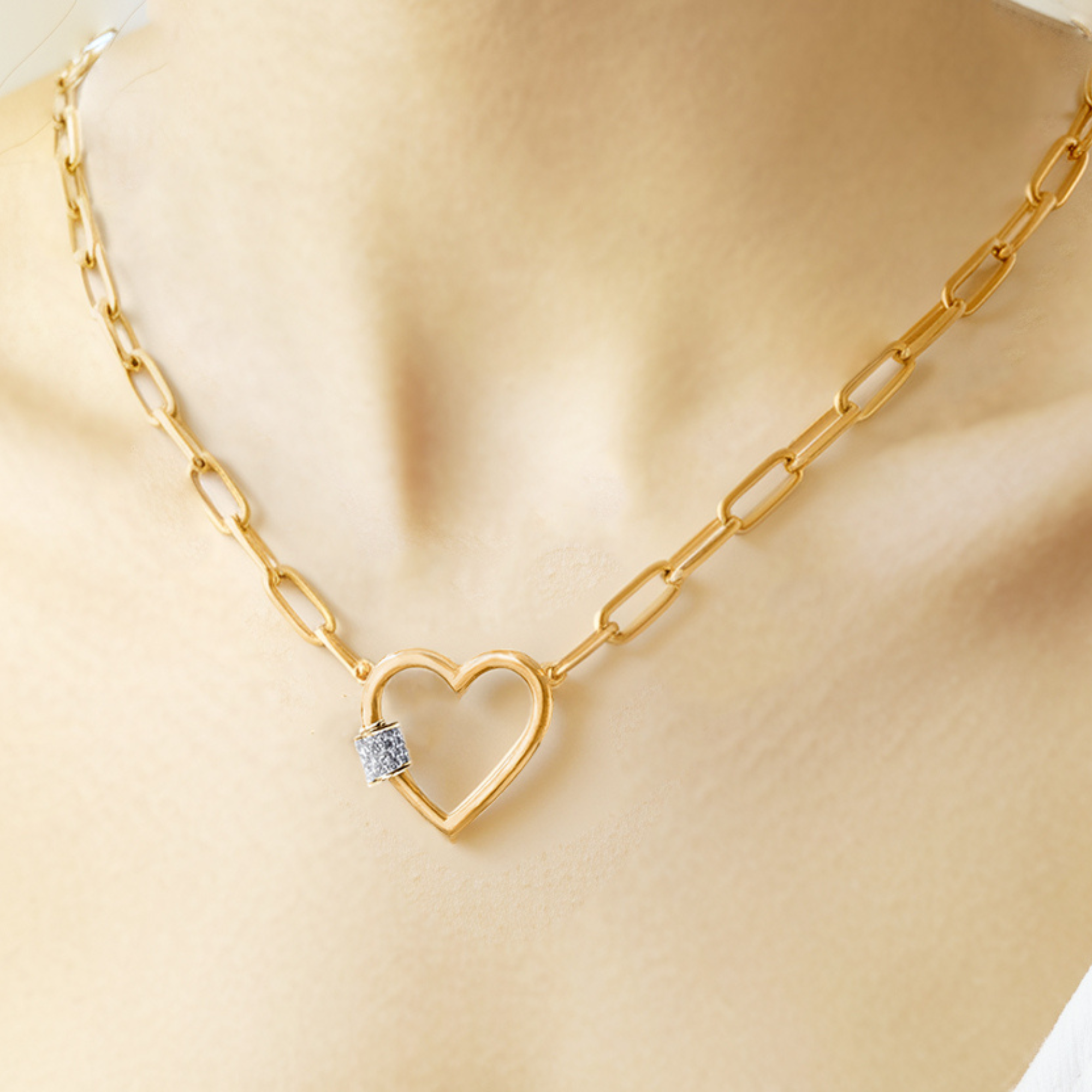 Collar de corazón con eslabones de plata y diamantes