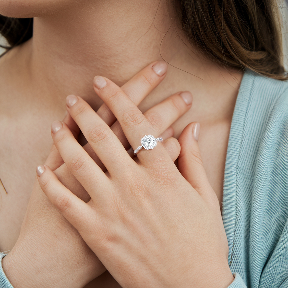 Anillo vintage de moissanita con halo y bisel de corte redondo