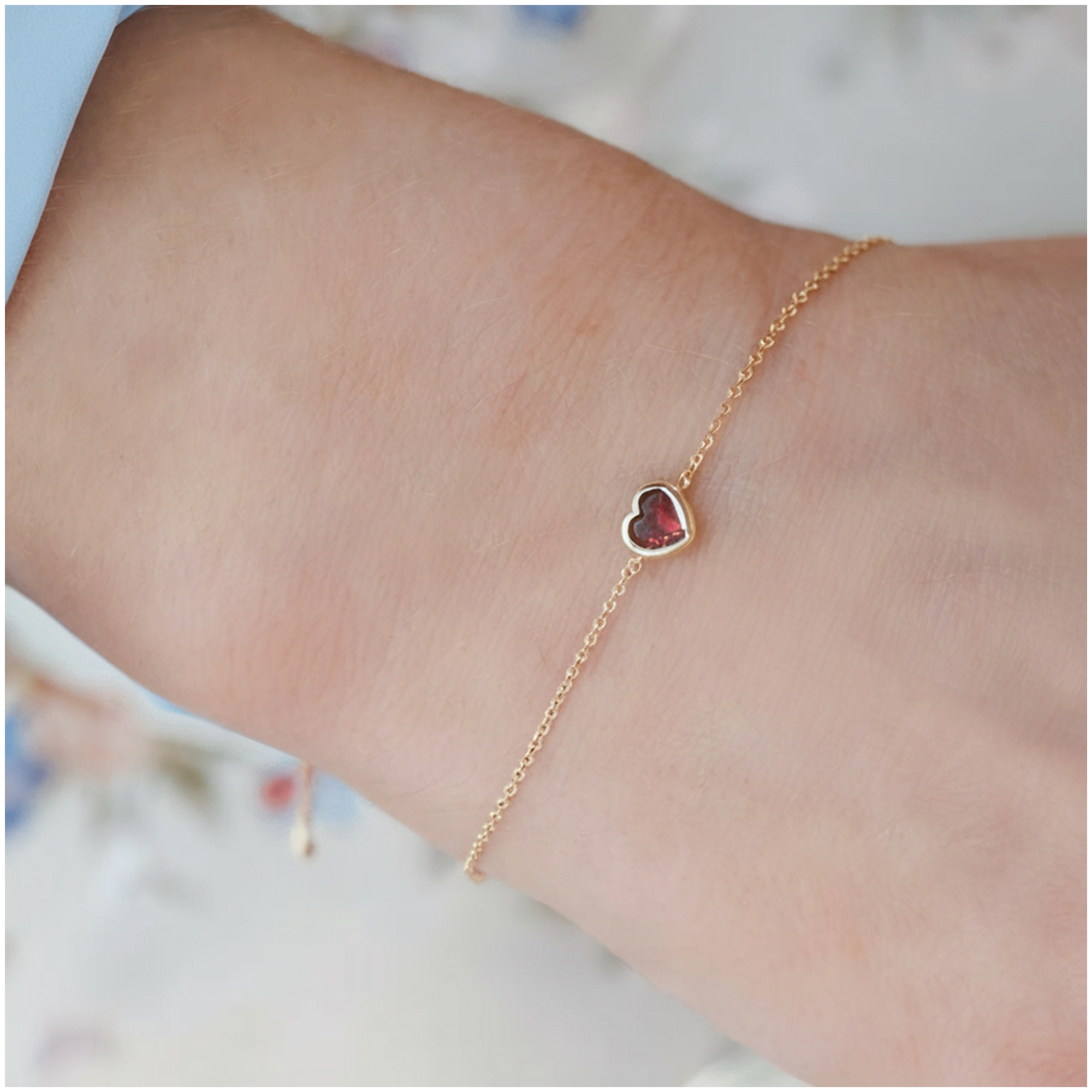 Pulsera minimalista con corazón de rubí