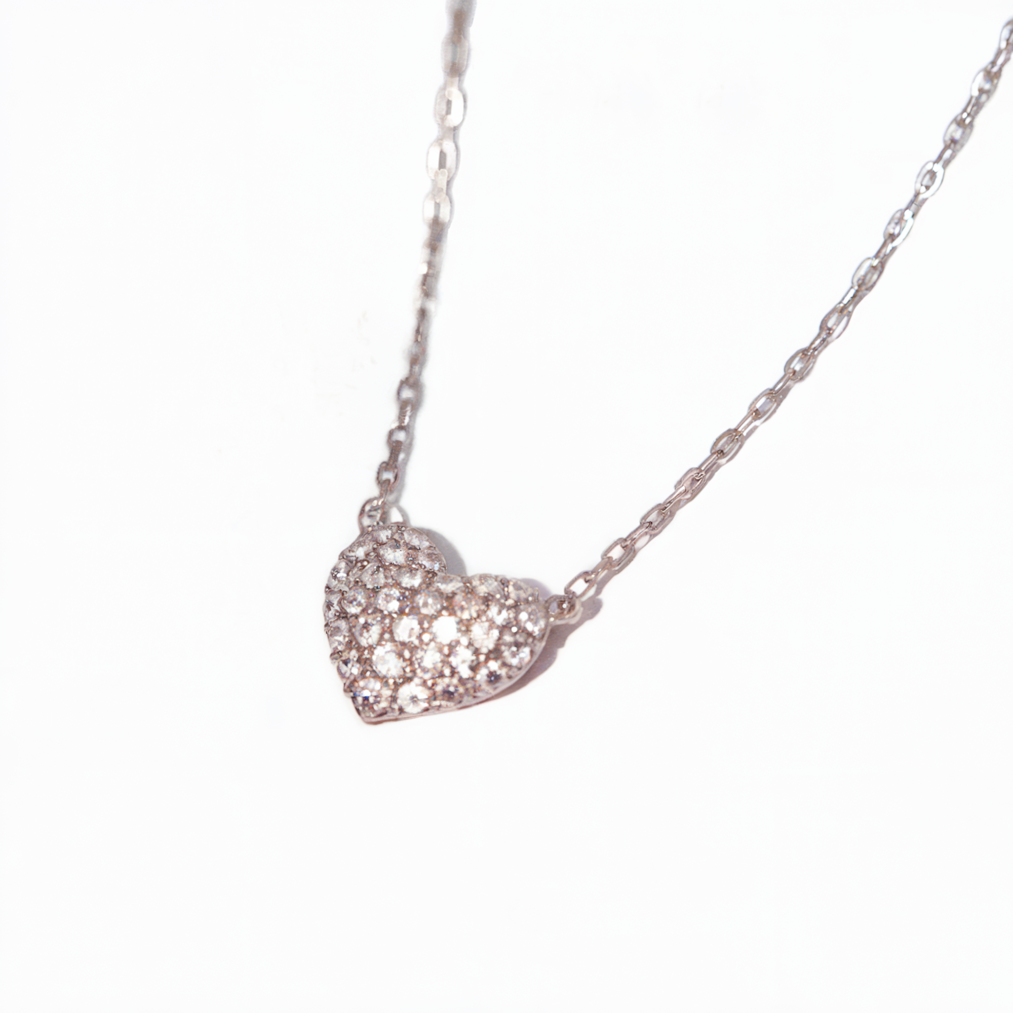 Collar con forma de corazón y racimo de diamantes