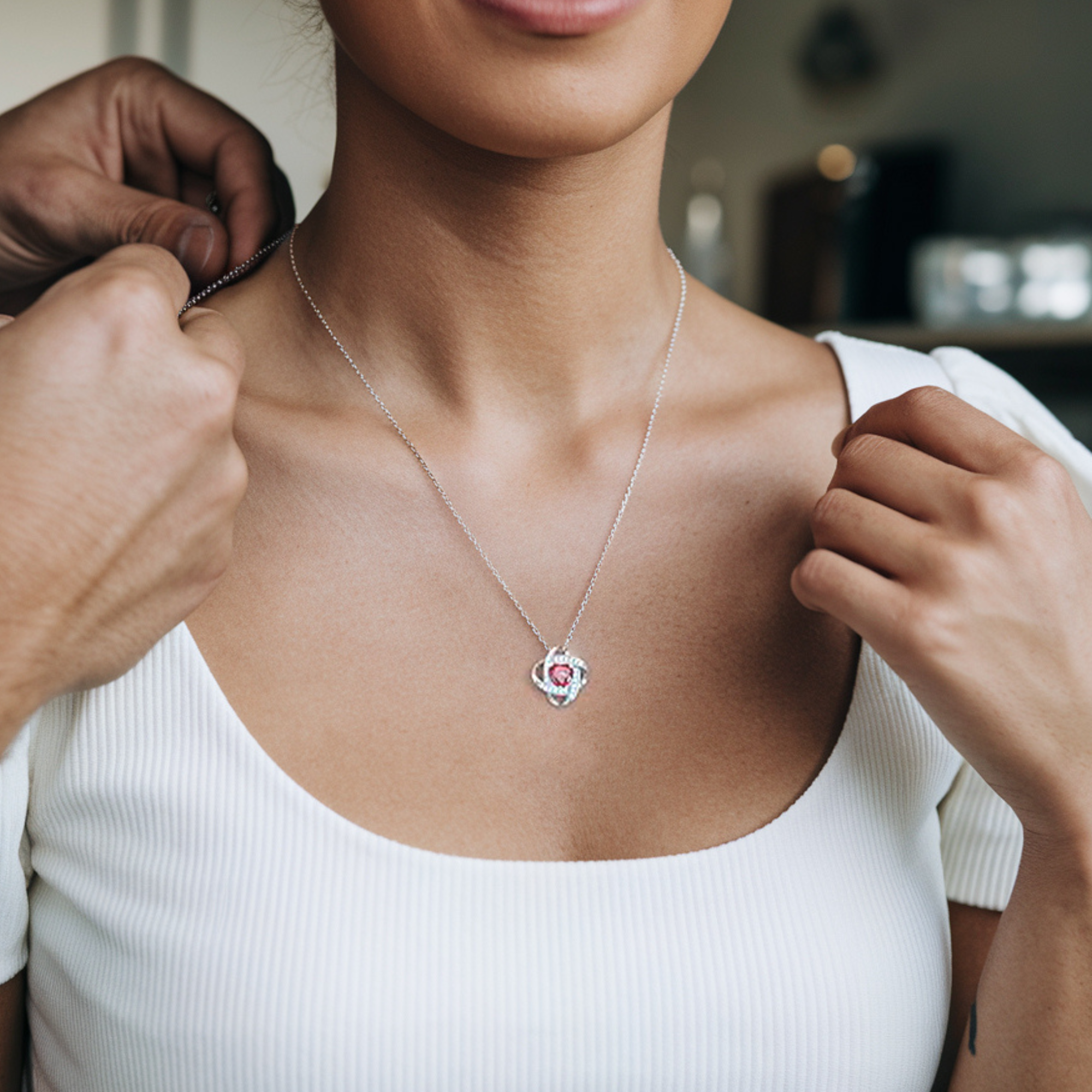 Collar con nudo de amor y piedra natal elaborado a mano