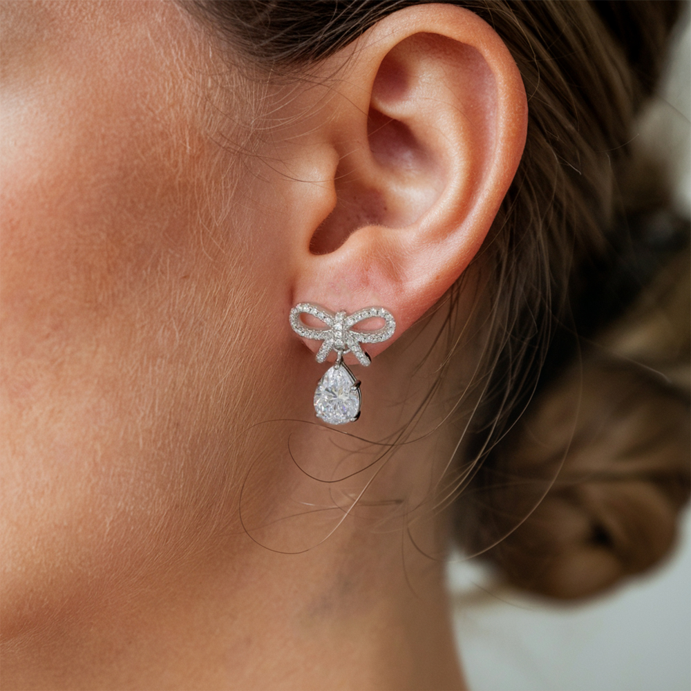 Pendientes de diamantes rosas con lazo