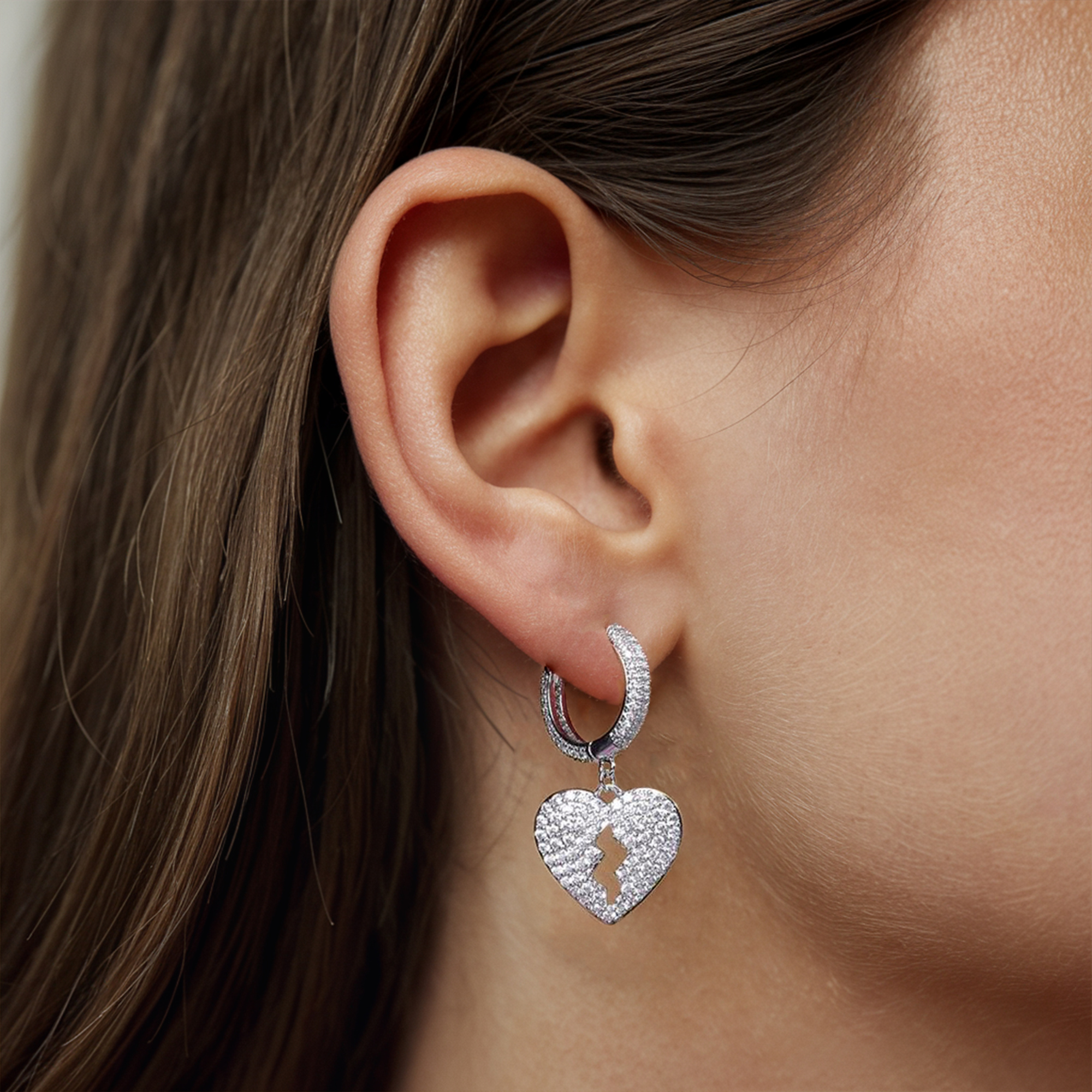 Pendientes de plata con forma de corazón y diamantes