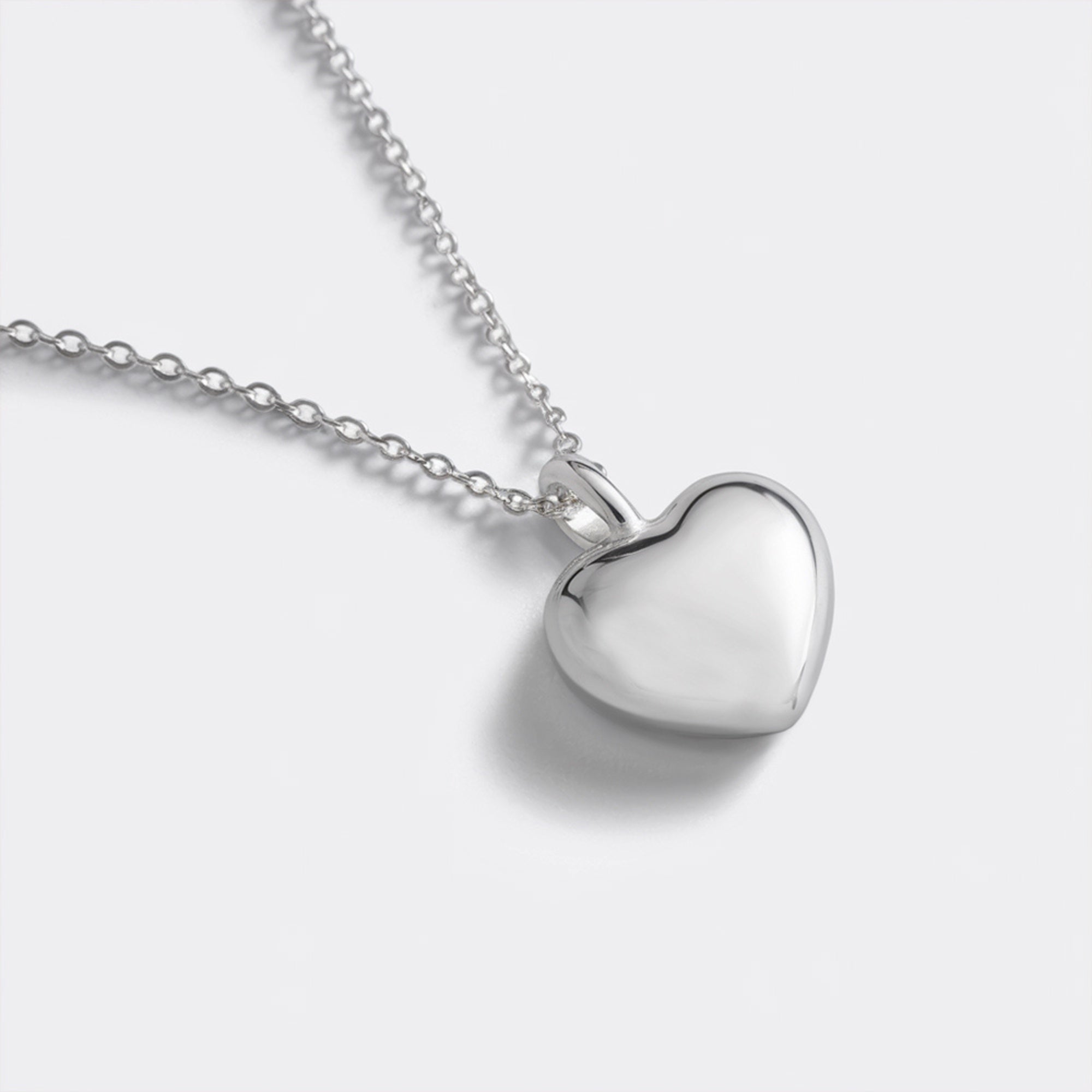 The Leva Mini Heart Silver Necklace