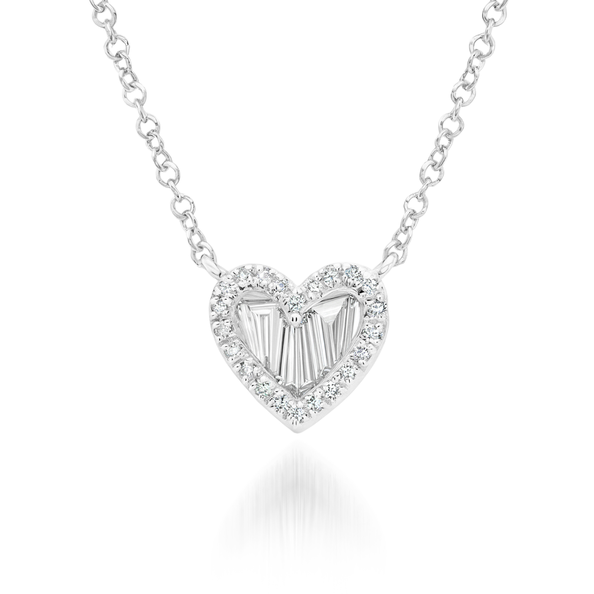 Colgante de plata con forma de corazón y diamantes de talla baguette