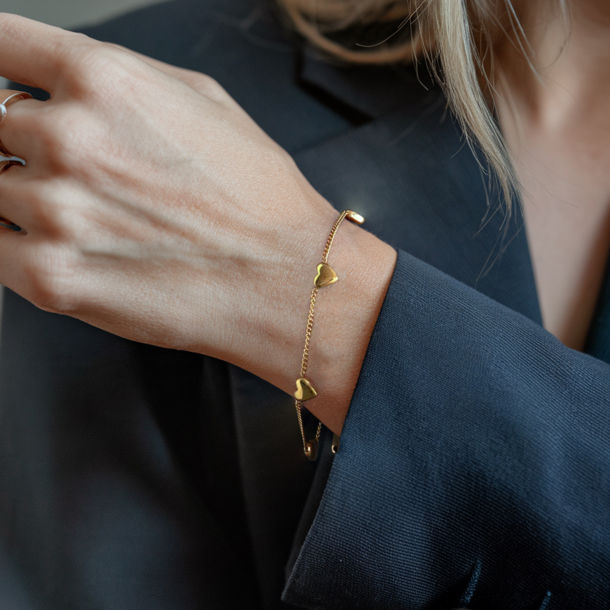 Pulsera de eslabones con dijes de cuatro corazones