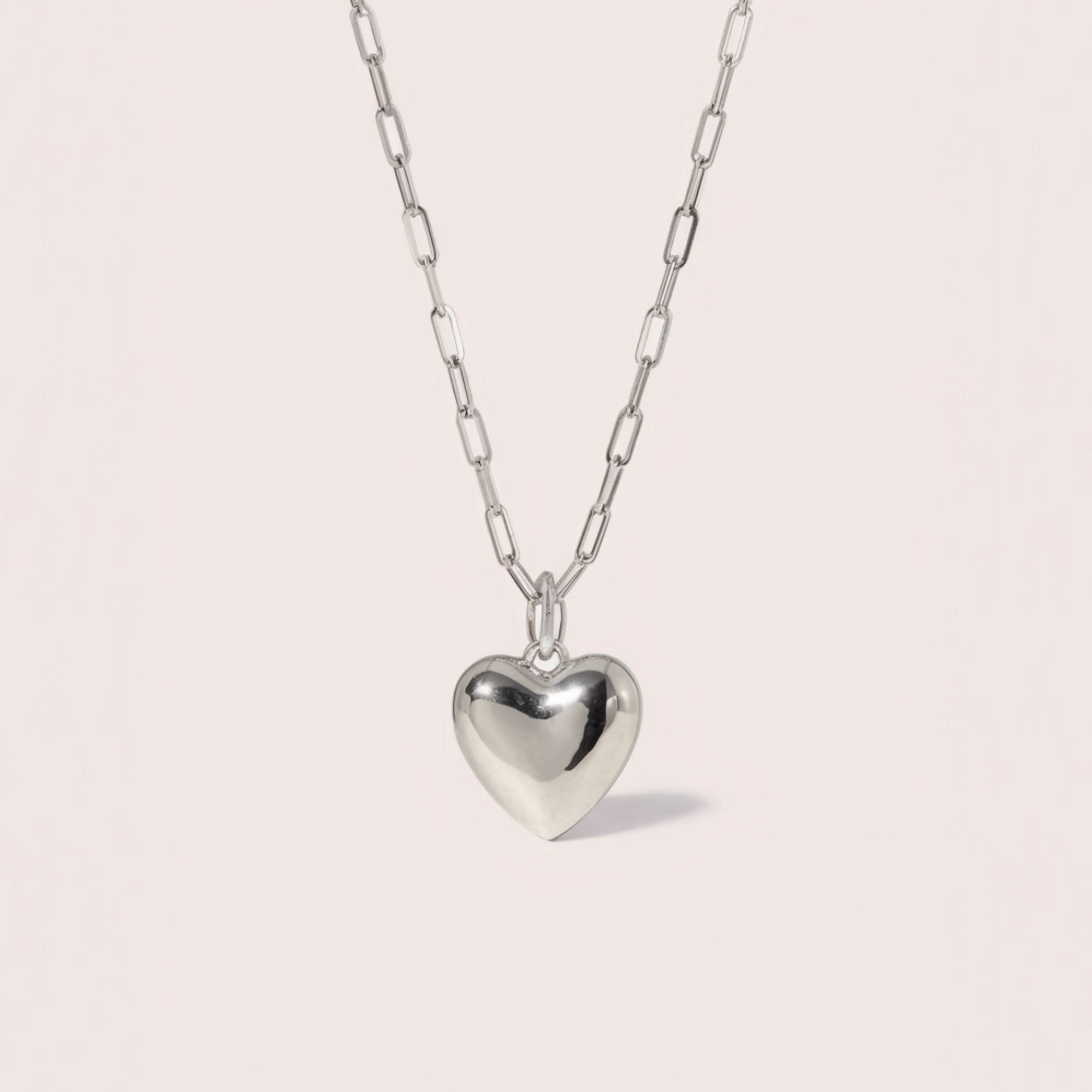 El collar de plata con corazón grueso de Leva