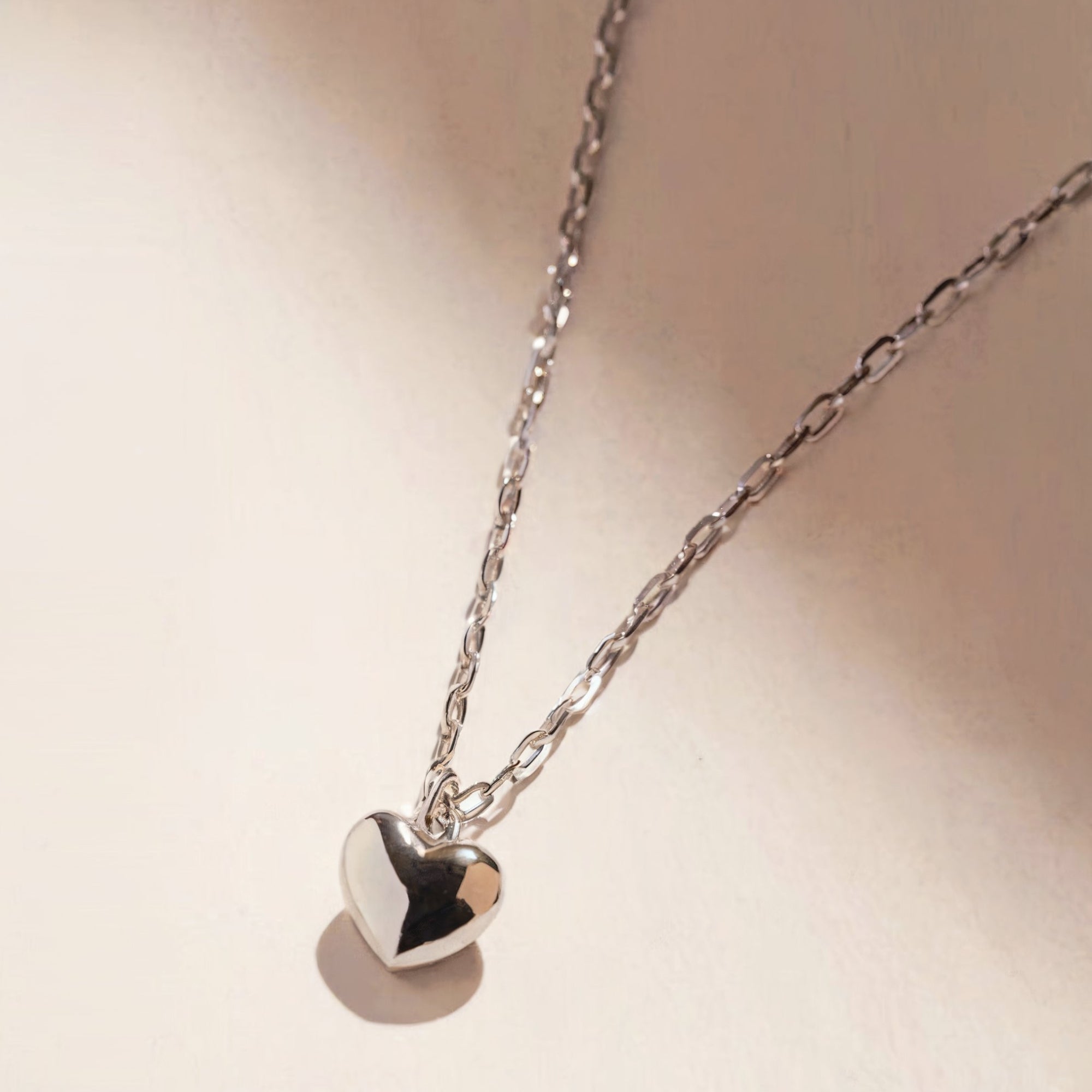 El collar de plata con corazón grueso de Leva