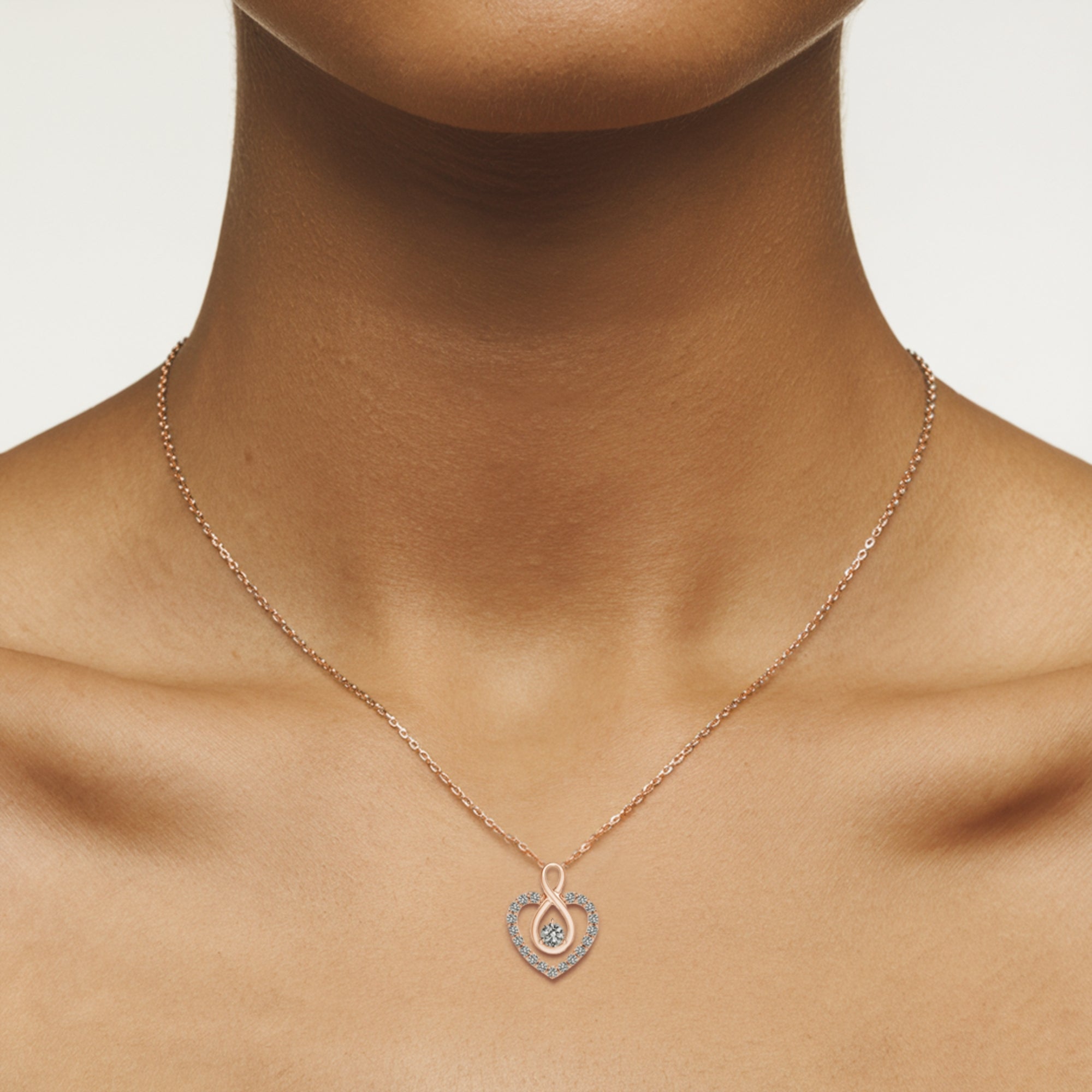 Collar con forma de corazón de diamantes y lazo infinito