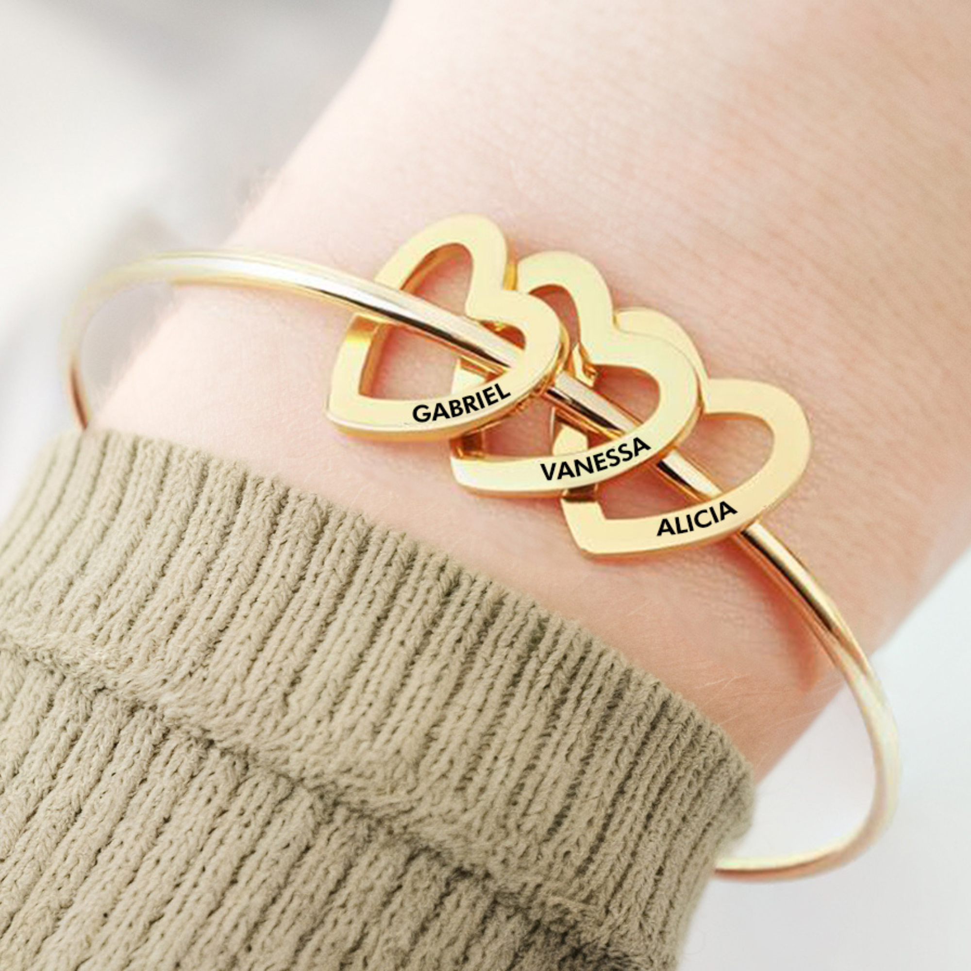 Pulsera con dijes de corazón y texto grabado