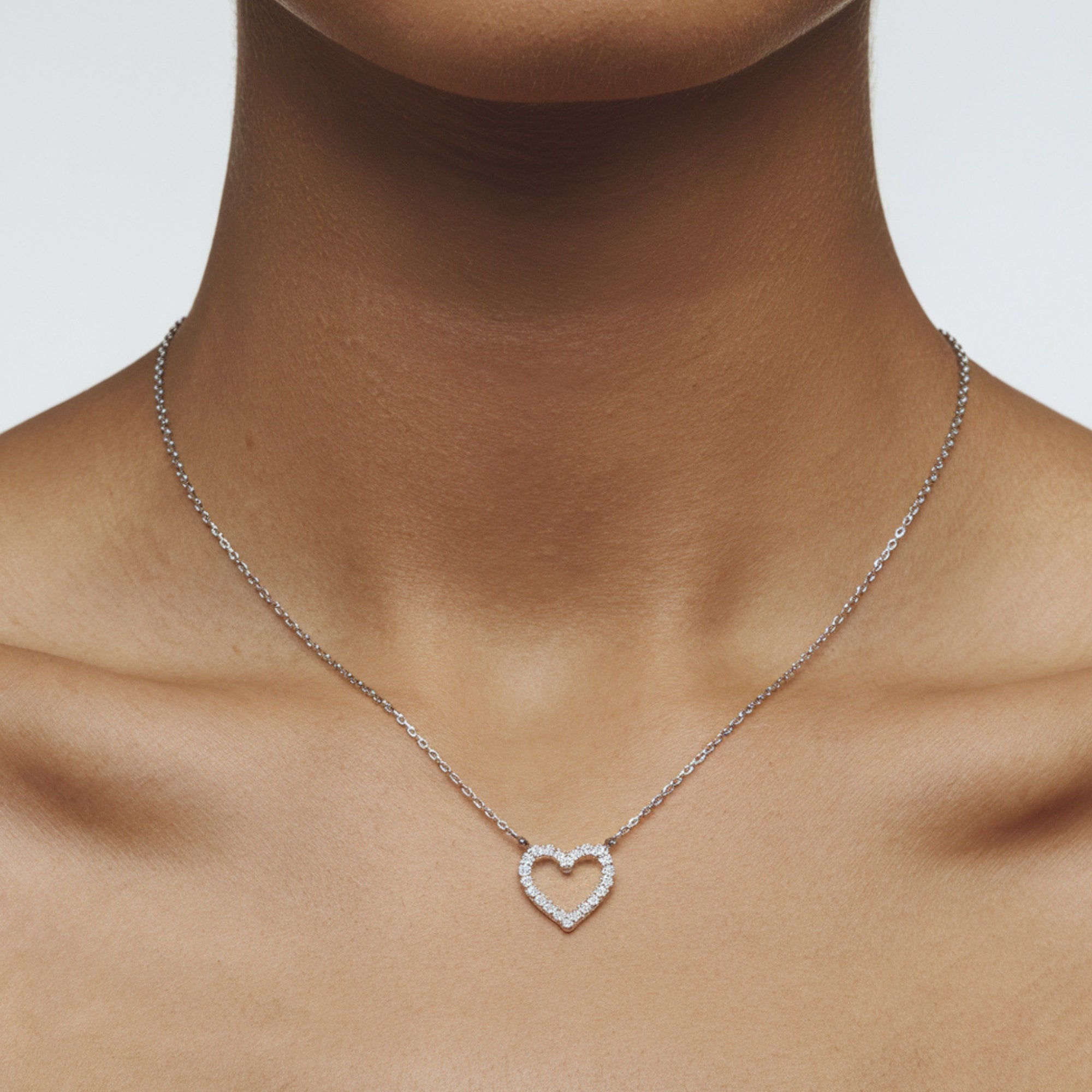 Collar de corazón abierto con diamantes