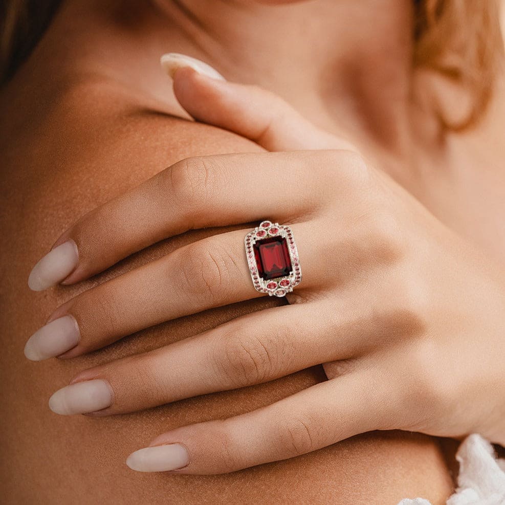 Crimson Love: Juego de anillos con granate de talla esmeralda - Plata de ley S925