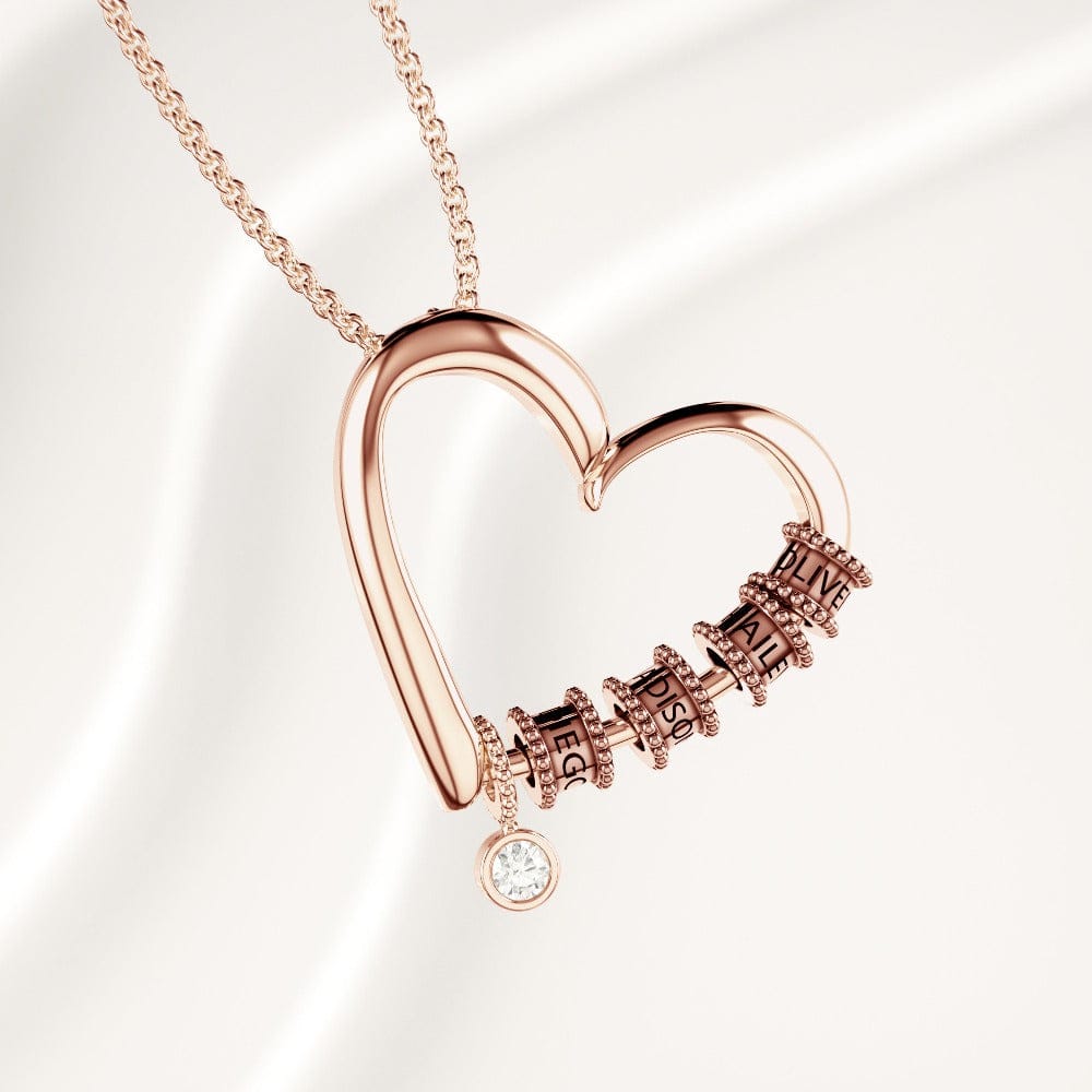 Collar de corazón de plata con cuentas grabadas y diamantes