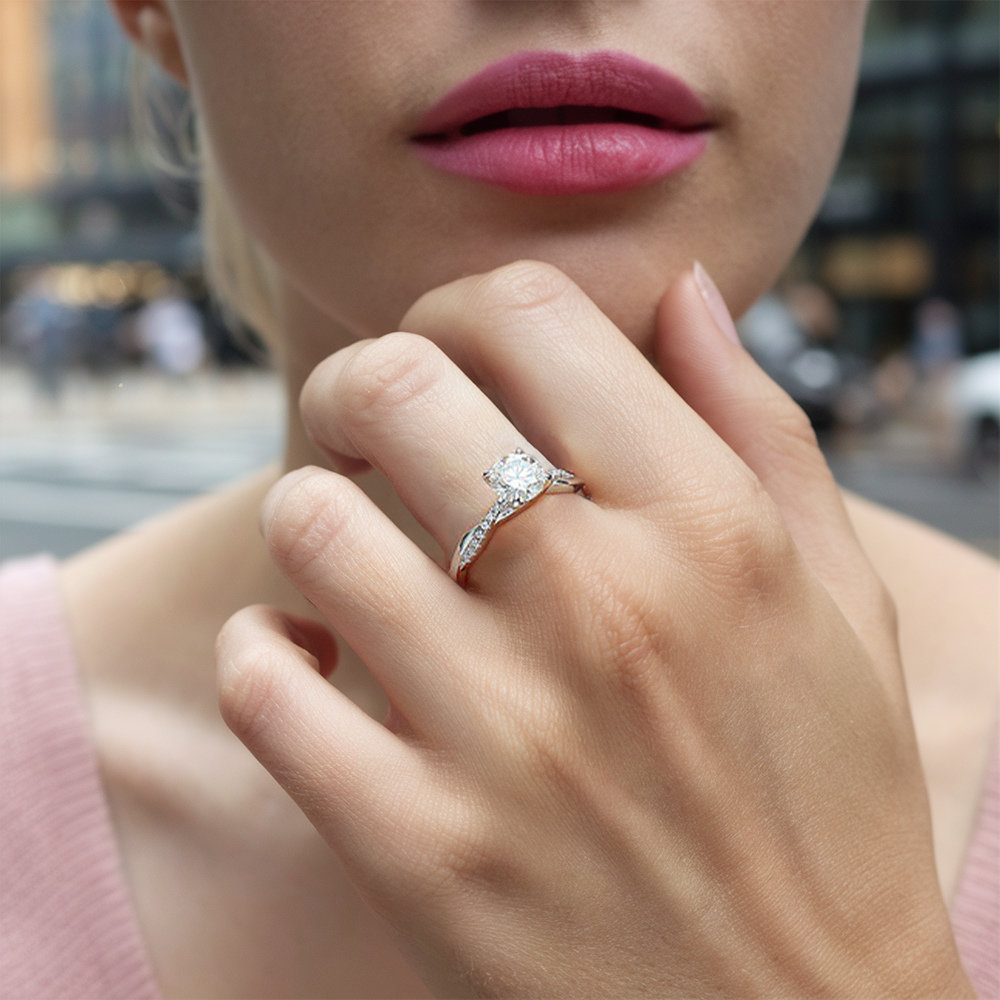 Anillo de moissanita de corte redondo de 1 quilates con banda retorcida