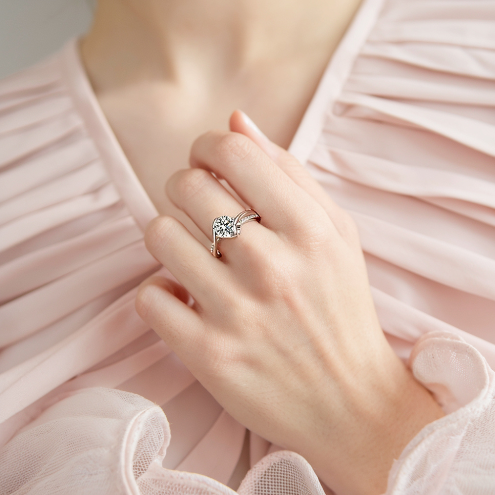 Anillo de moissanita de corte redondo trenzado de 1 quilates