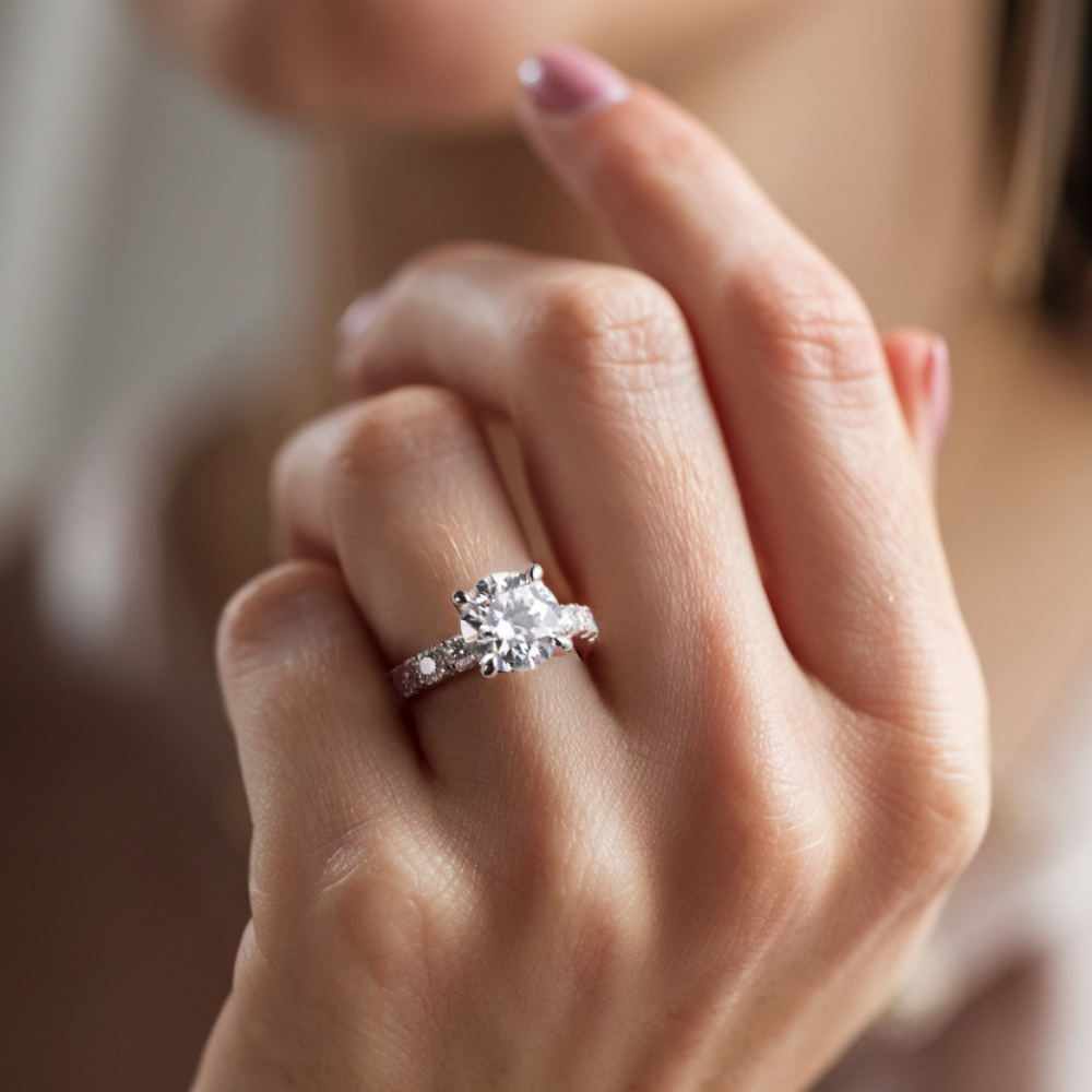 Anillo de eternidad con moissanita de corte redondo de 2 quilates