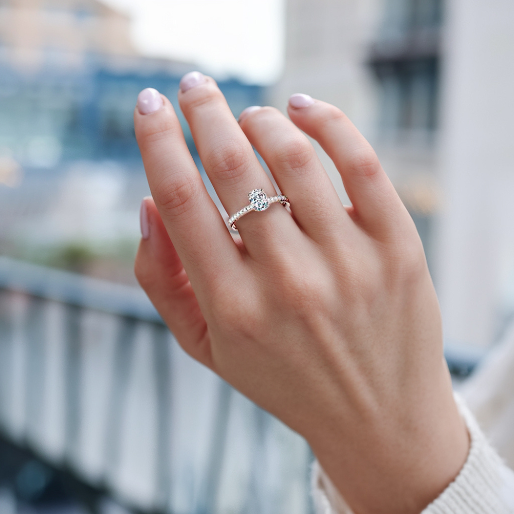 Anillo de eternidad con moissanita de corte ovalado de 1 ct