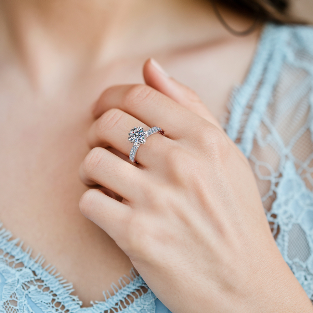 Anillo de eternidad con moissanita y doble pavé de 3 quilates