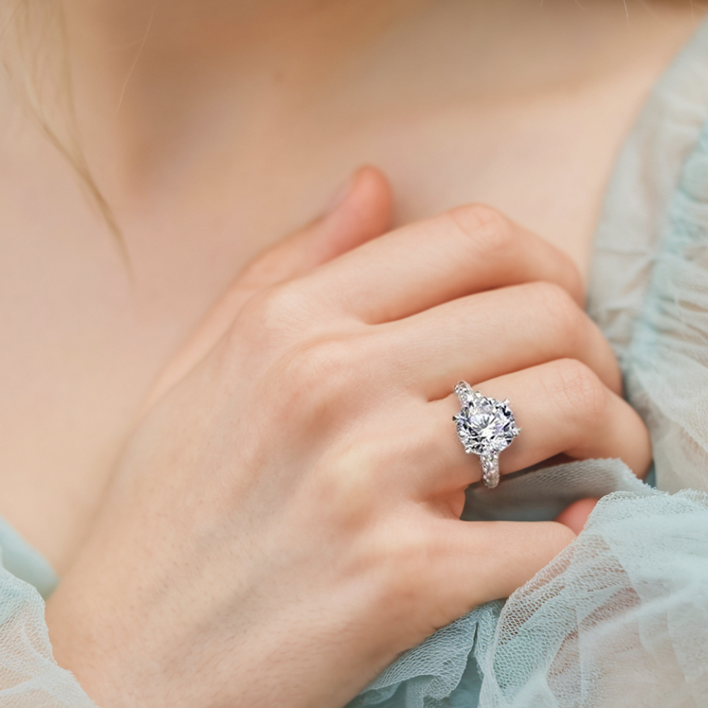 Anillo de moissanita engastado en pavé de talla redonda de 5 quilates