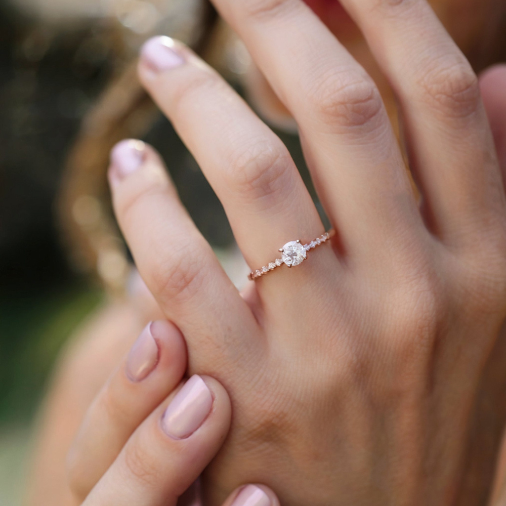 Anillo solitario de moissanita de corte radiante de 5 quilates