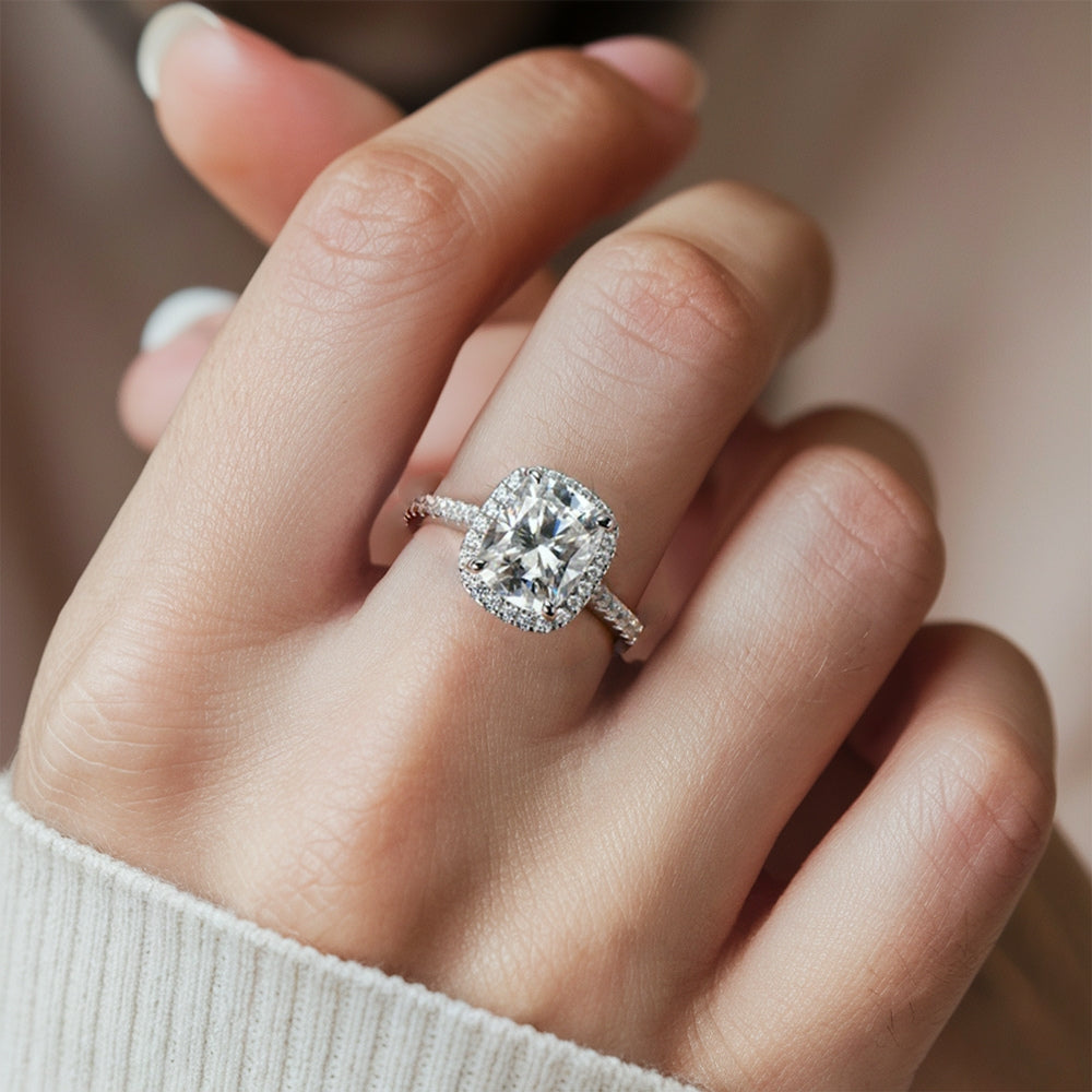 Anillo de moissanita con halo de talla cojín de 4 quilates