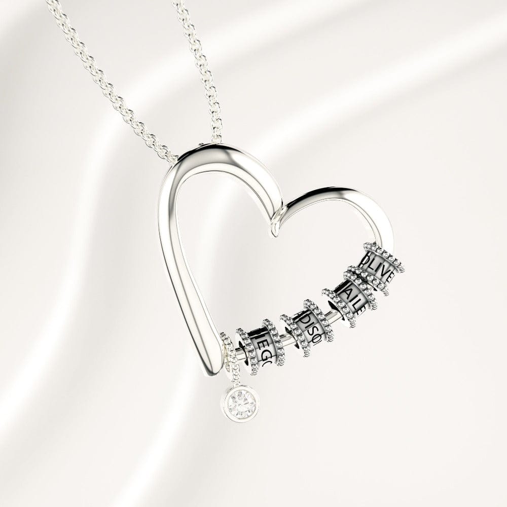 Collar de corazón de plata con cuentas grabadas y diamantes